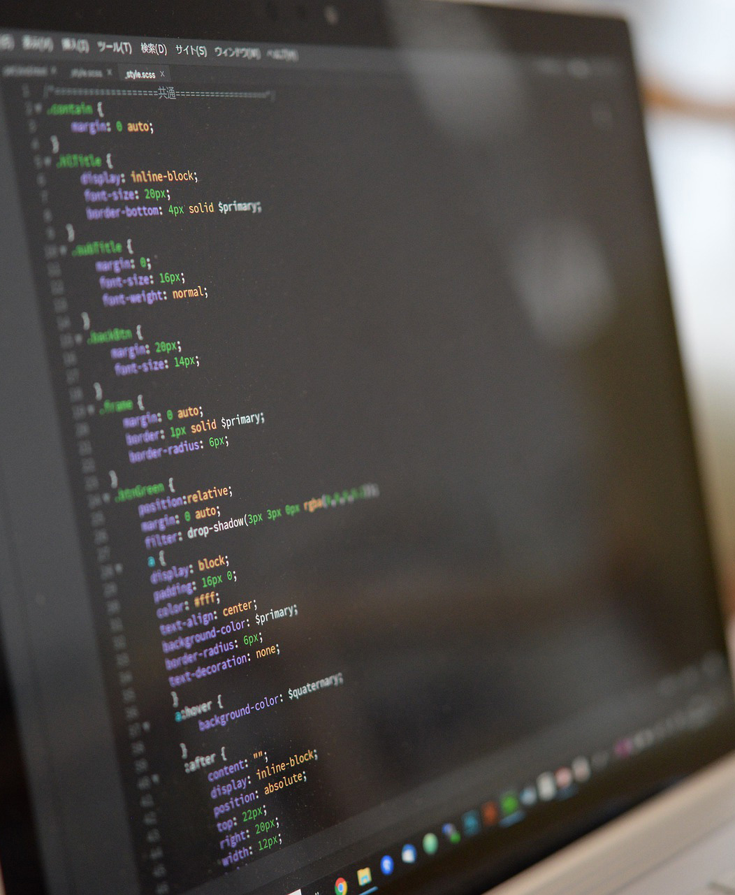 Foto de um monitor que mostra um trecho de código CSS.