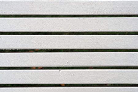 Fotografia de seis ripas de madeira pintadas de branco e encaixadas uma ao lado da outra.
