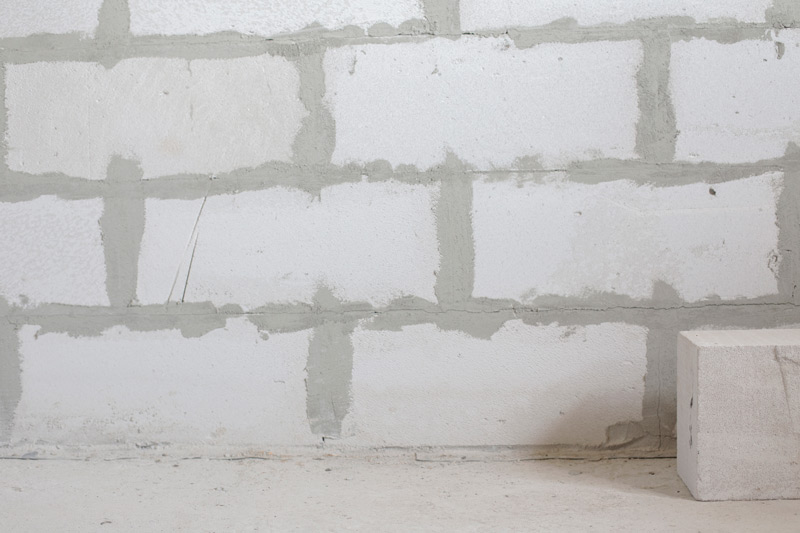 Fotografia de uma parede de bloquetes de gesso. 