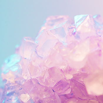 Fotografia de um cristal de quartzo rosa. 